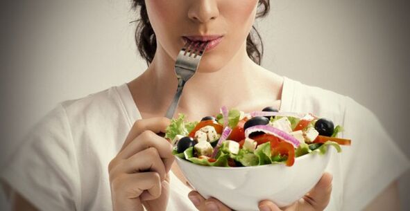 rapaza que sostén un prato de ensalada