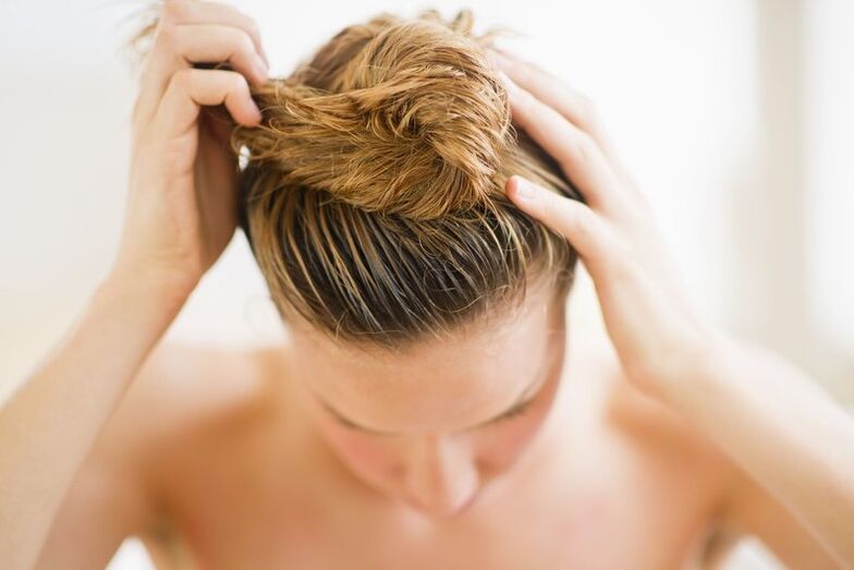 A moza aplicouse ao cabelo un produto contra a calvicie.
